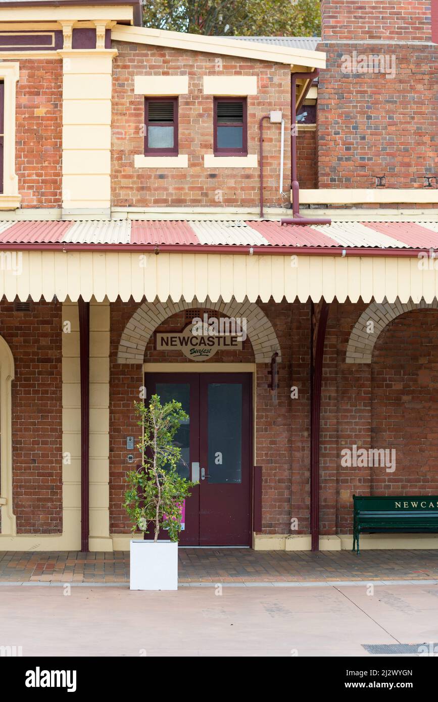 La stazione accanto al lungomare di Newcastle, New South Wales, Australia, è una stazione ferroviaria ex convertita in spazi aperti e boutique negozi Foto Stock