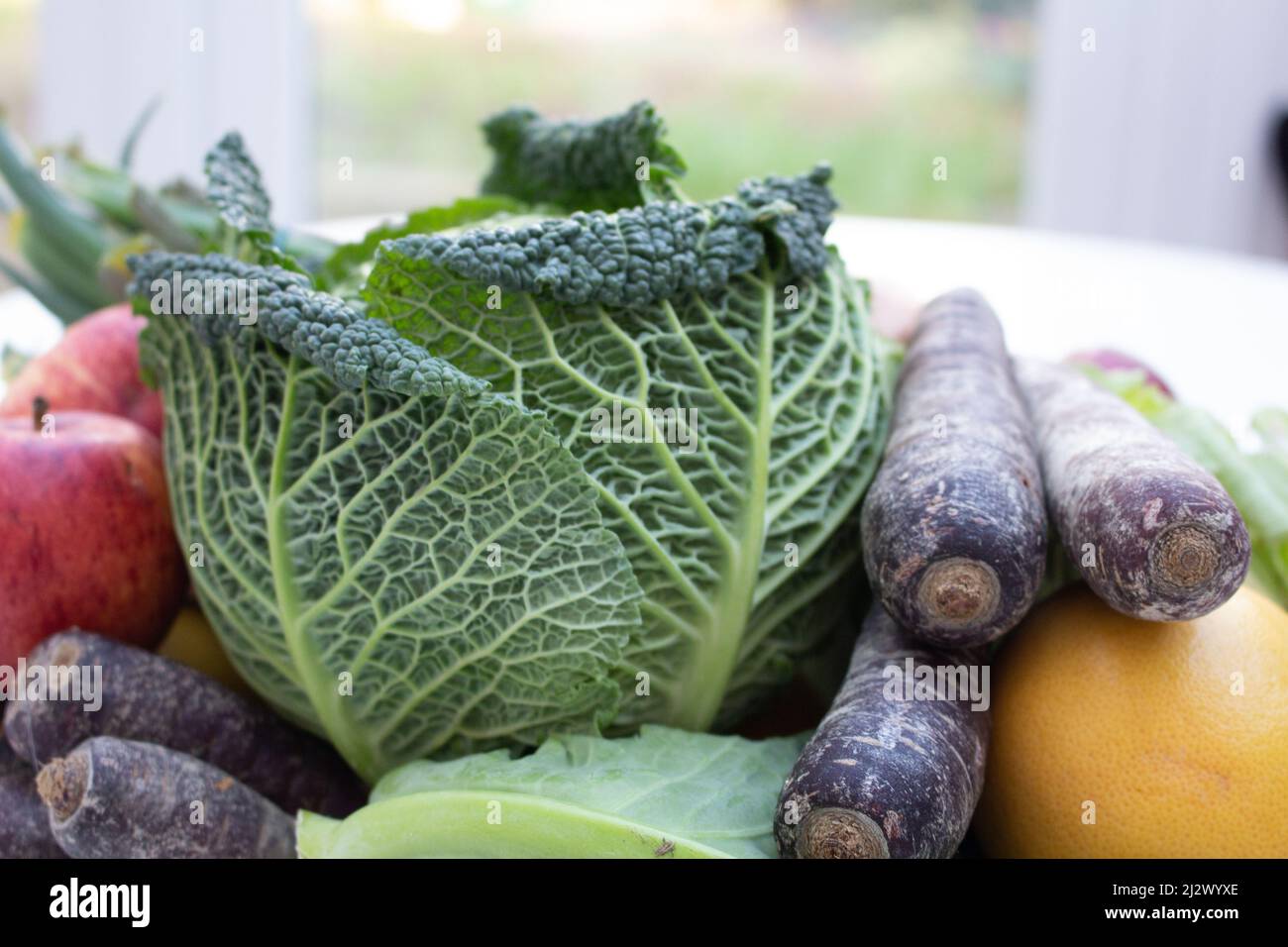 Frutta e verdura impilate insieme, alimentazione sana, fresco dalla fattoria, spazio per il testo Foto Stock