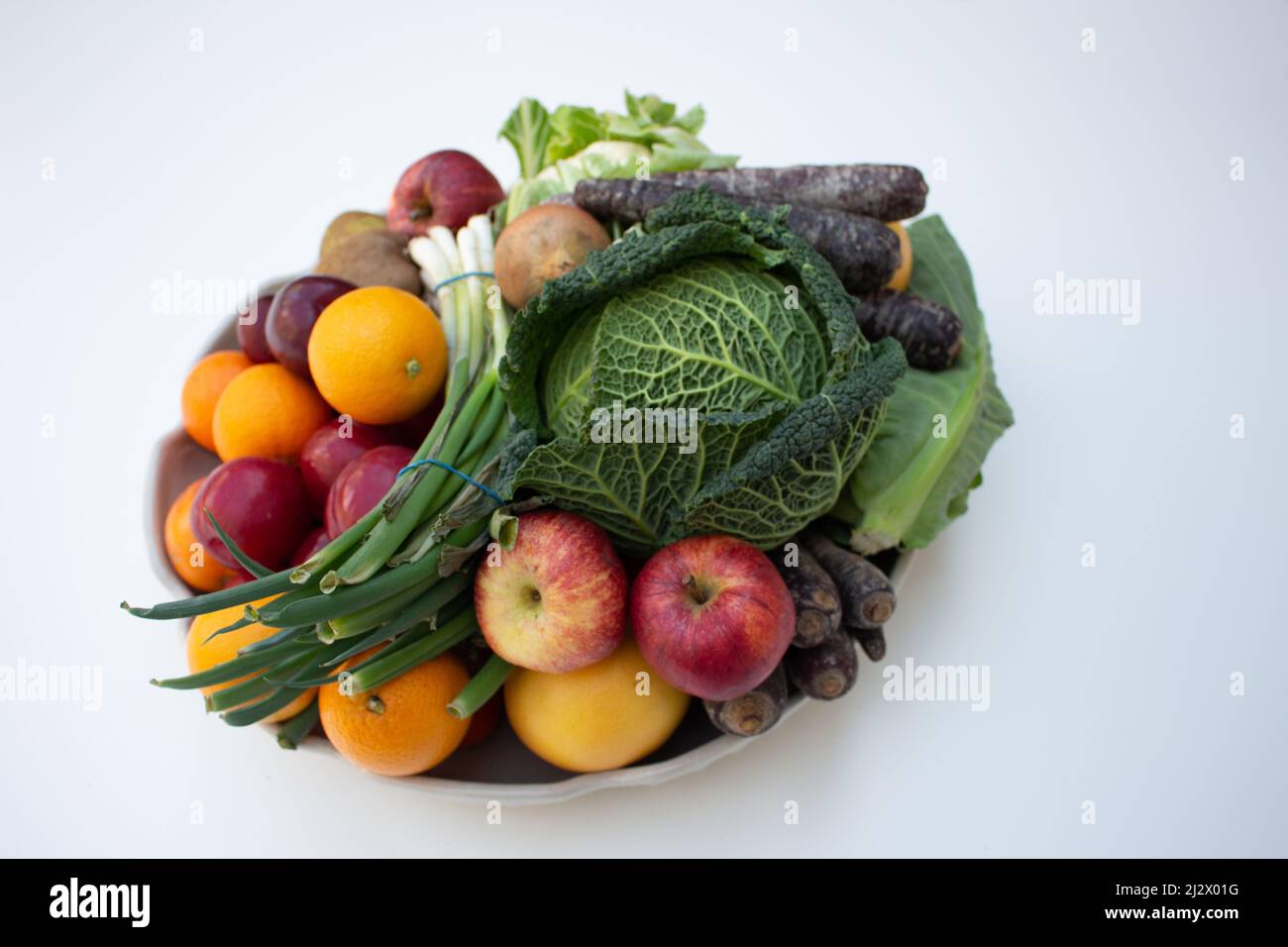 Piatto pieno di frutta e verdura, cibo salutare, fresco dalla fattoria Foto Stock