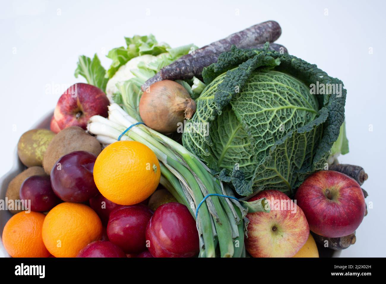 Un piatto pieno di frutta e verdura, cibo sano, fresco della fattoria Foto Stock