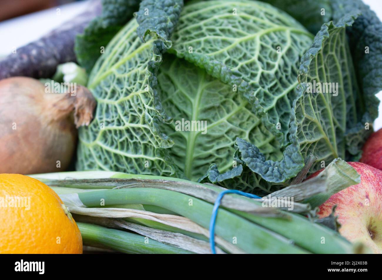 Piatto pieno di frutta e verdura, cibo salutare, fresco dalla fattoria Foto Stock