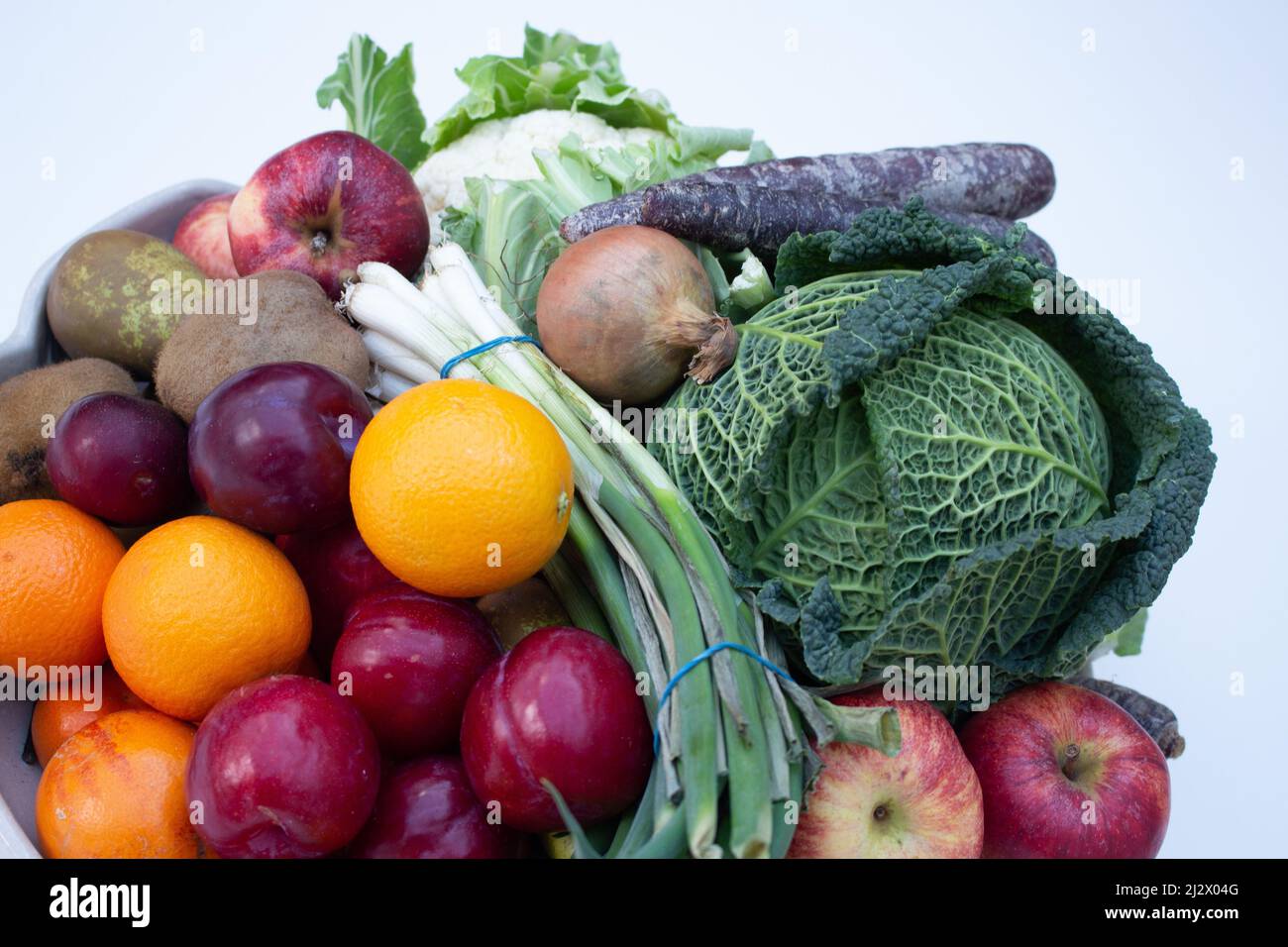 Un piatto pieno di frutta e verdura, cibo sano, fresco della fattoria Foto Stock