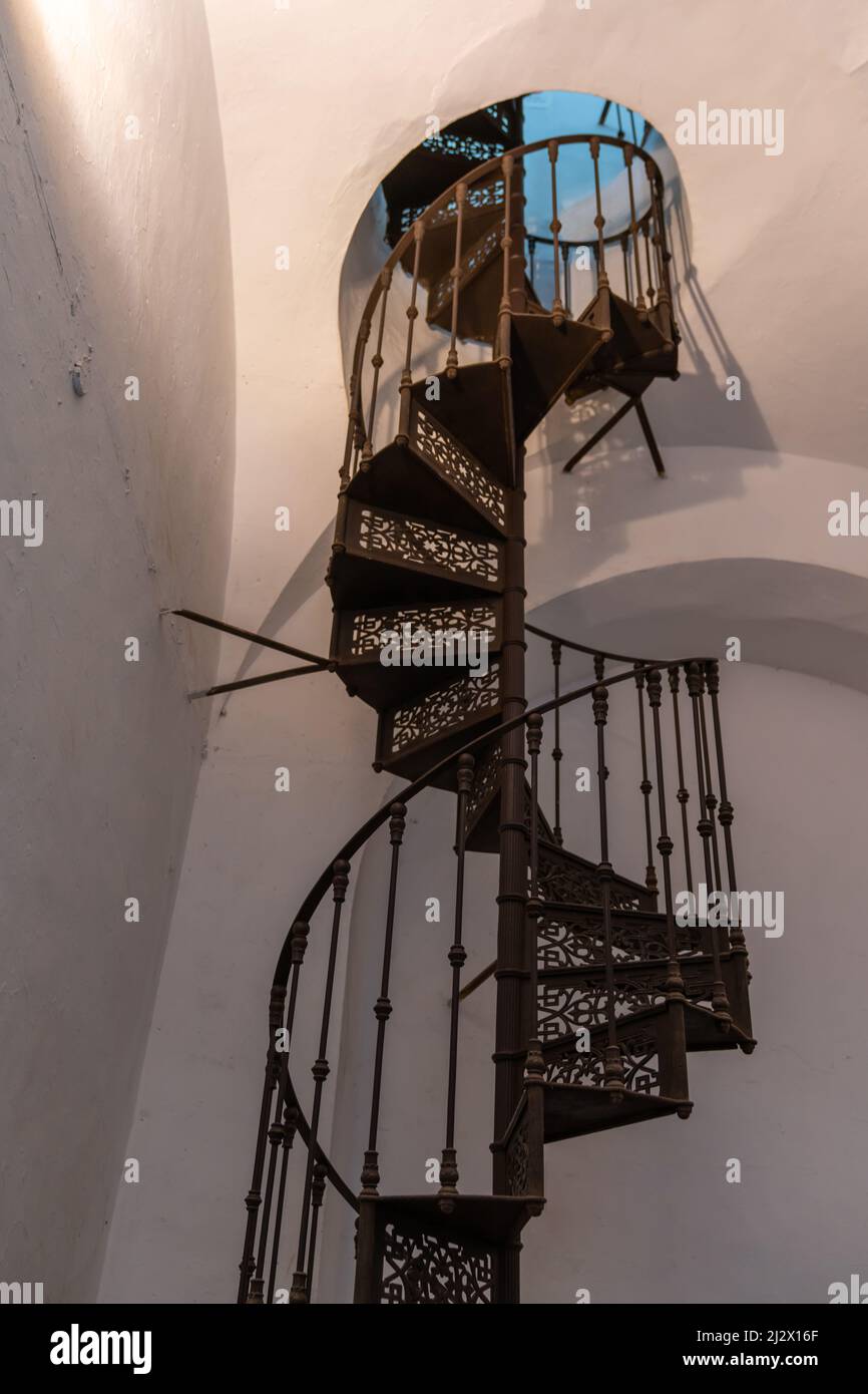 Caceres, Spagna - 30 Marzo, 2022: Scala a chiocciola in metallo che conduce al campanile della chiesa di San Francisco Javier a Caceres Foto Stock