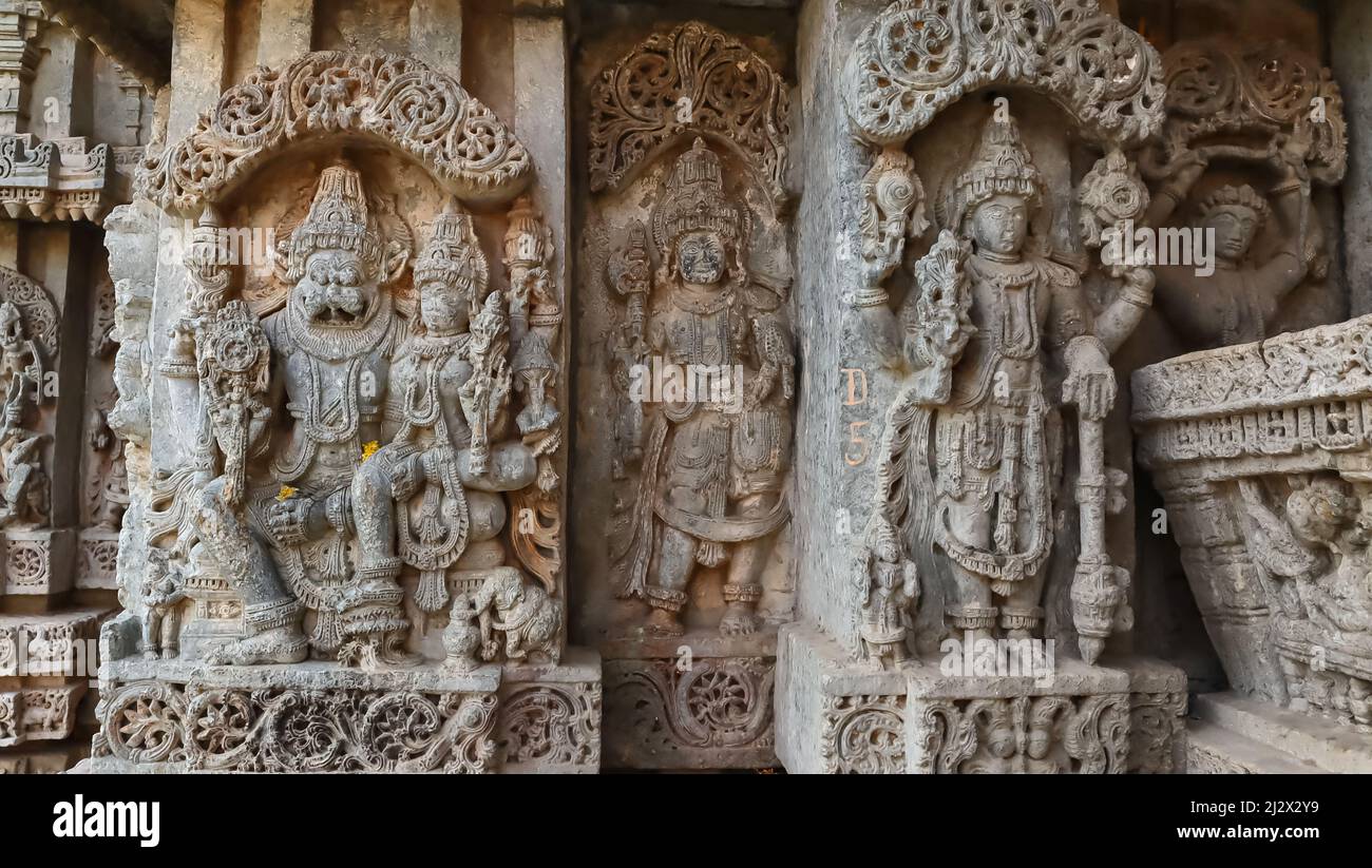 Scultura di Lord Sri Lakshimi Narasimha Swamy e Lord Vishnu sulla parete del Tempio di Lakshminarsimha, Javagal, Hassan, Karnataka, India Foto Stock