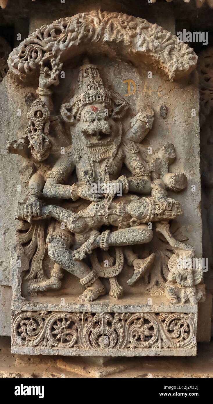 Scultura di Lord Narmimha leone faccia Dio uccidendo il re demone Hiranyakashipu, Tempio Lakshminarsimha, Javagal , Hassan, Karnataka, India Foto Stock