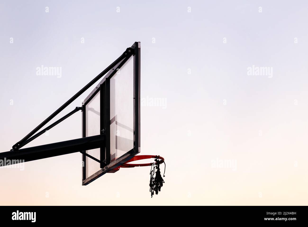 basket hoop con il cielo sullo sfondo, concetto di sport urbano all'aperto, spazio di copia per il testo Foto Stock