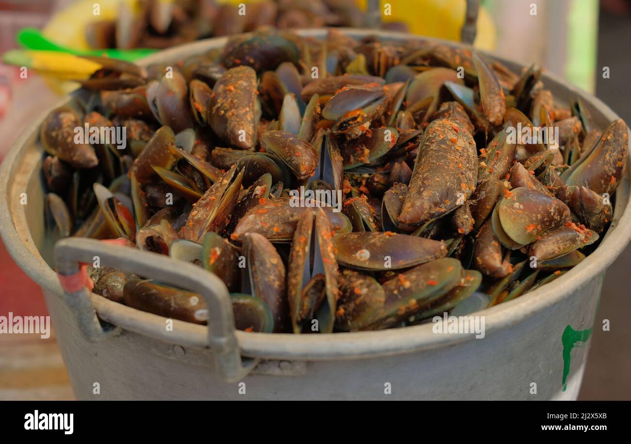 Muschio verde asiatico con salsa piccante di pesce. Servire di cozze verdi su un vassoio pronto per mangiare. Perna viridis Foto Stock