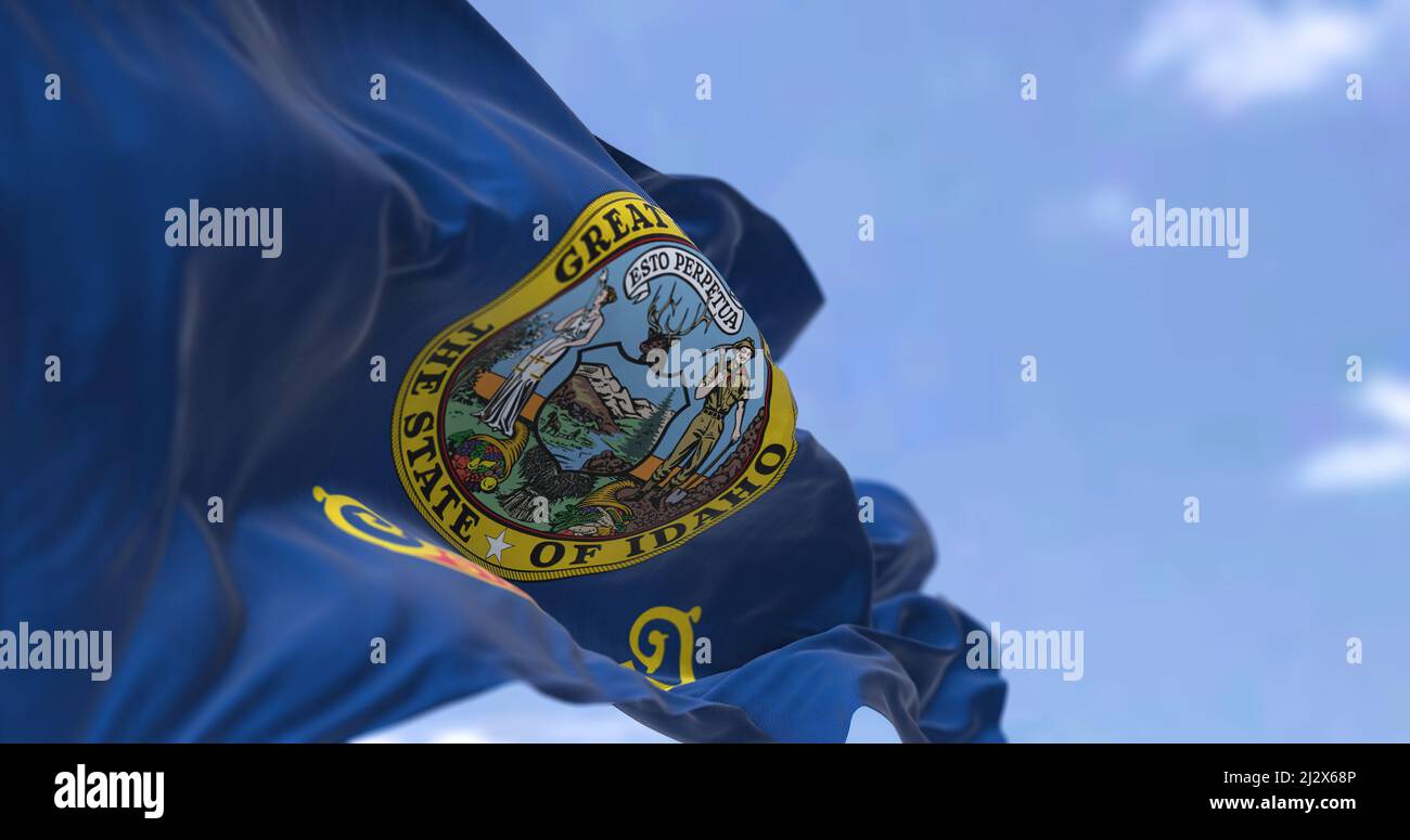 La bandiera di stato degli Stati Uniti dell'Idaho sventola nel vento. L'Idaho è uno stato degli Stati Uniti che si trova nella regione nord-occidentale del Pacifico. Democrazia e indipendenza. Foto Stock