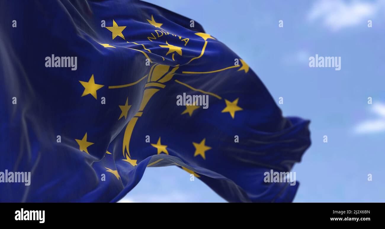 La bandiera di stato degli Stati Uniti dell'Indiana sventola nel vento. L'Indiana è uno stato degli Stati Uniti nel Midwest degli Stati Uniti. Democrazia e indipendenza. Foto Stock