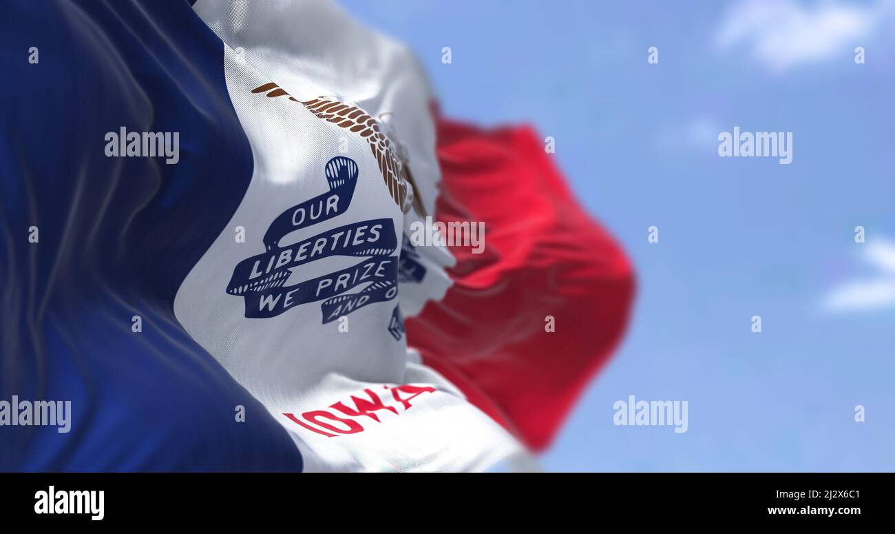 La bandiera di stato degli Stati Uniti dell'Iowa sventola nel vento. Iowa è uno stato situato nella regione del Midwest degli Stati Uniti. Democrazia e indipendenza. Foto Stock
