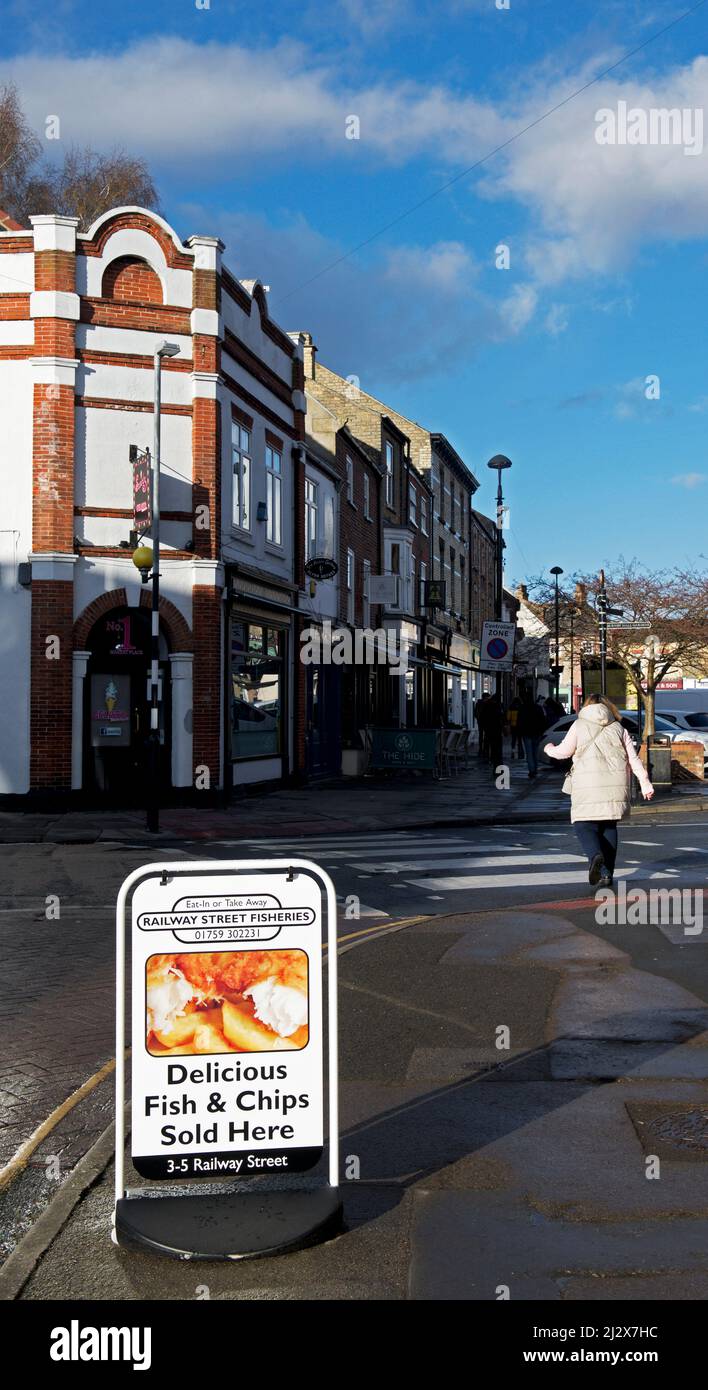 Segno che fa pubblicità al negozio di fiches & di Pocklington, Yorkshire orientale, Inghilterra Regno Unito Foto Stock