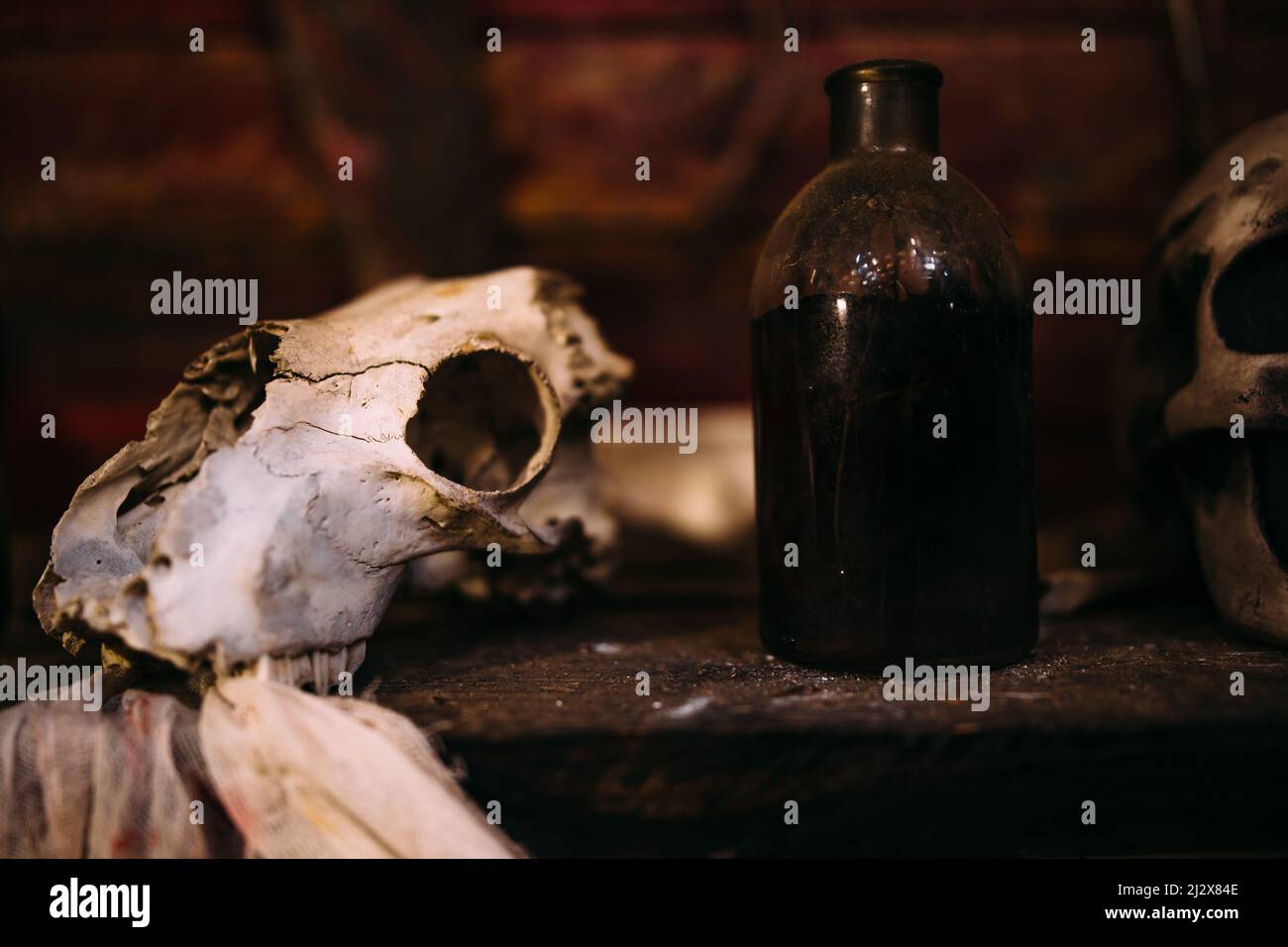Bottiglia medica antica. Mistero scuro Halloween concetto Foto Stock