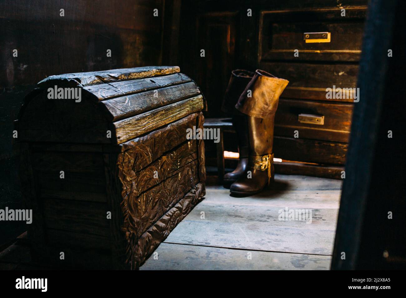 Verricello in legno di una nave a vela e funi sul ponte della nave da guerra medievale pirata Foto Stock