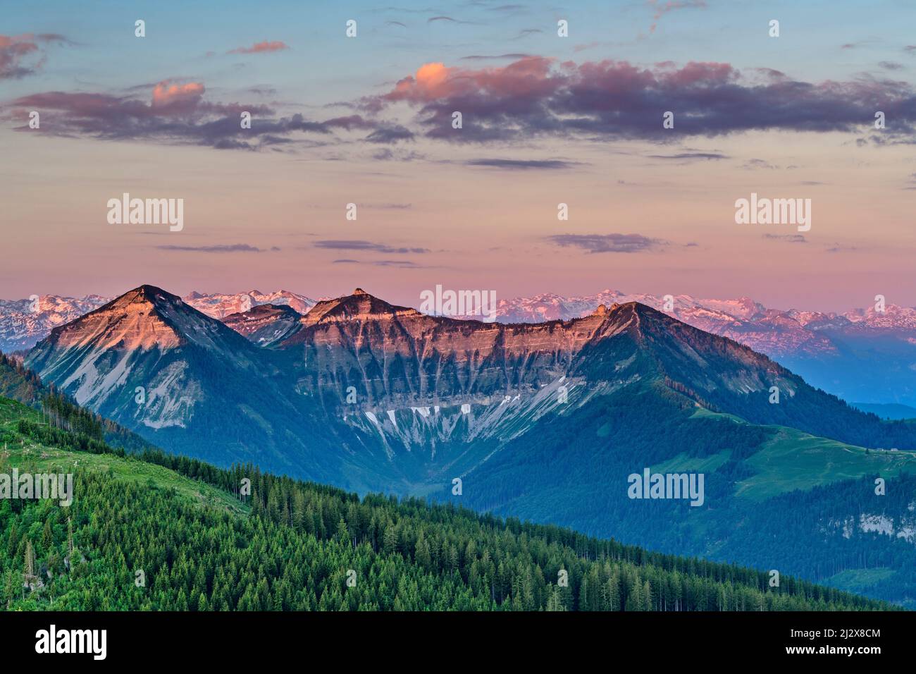 Umore del mattino al gruppo Osterhorn con Gennerhorn, Gruberhorn e Regenspitz, dal Pillsteinhöhe, Salzkammergutberge, Salisburgo, Austria Foto Stock