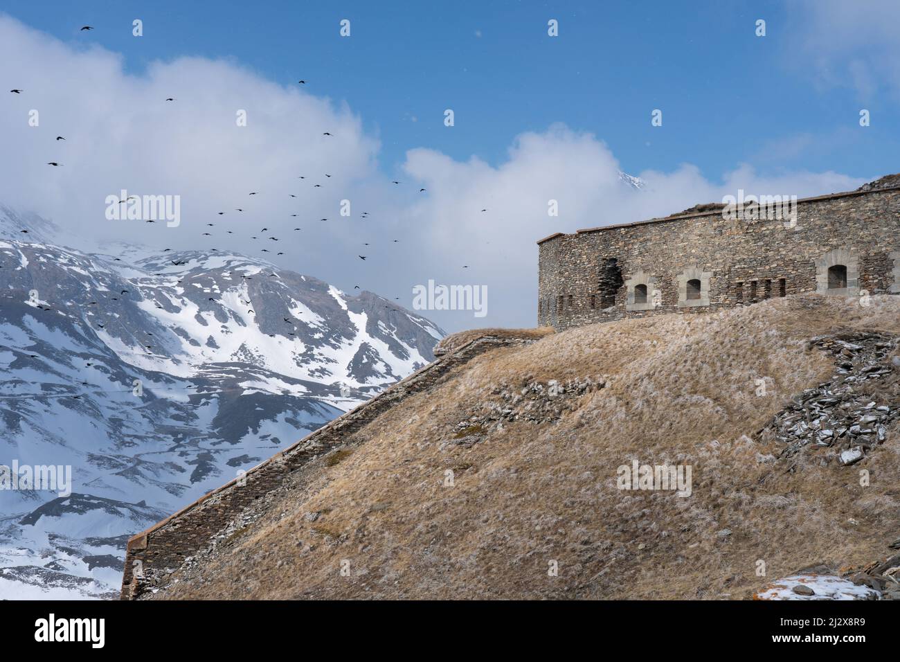Antiche rovine storiche fortilizio in pietra nelle Alpi. Foto Stock