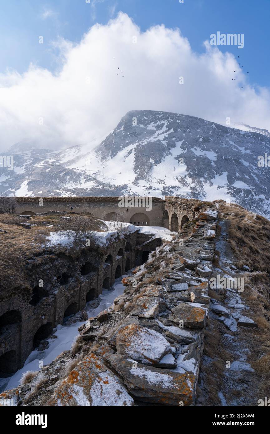 Antiche rovine storiche fortilizio in pietra nelle Alpi. Foto Stock