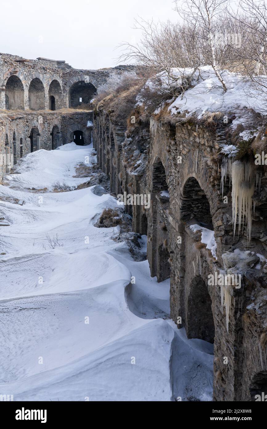 Antiche rovine storiche fortilizio in pietra nelle Alpi. Foto Stock