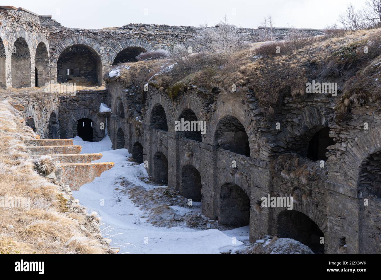 Antiche rovine storiche fortilizio in pietra nelle Alpi. Foto Stock