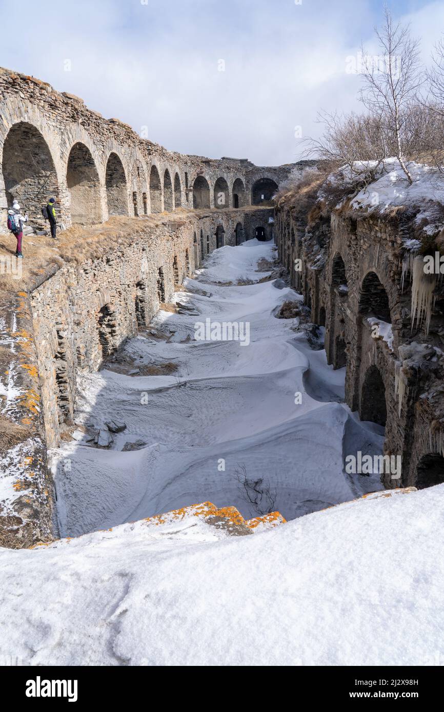 Antico fortilizio storico rovine in pietra nelle Alpi . Foto Stock