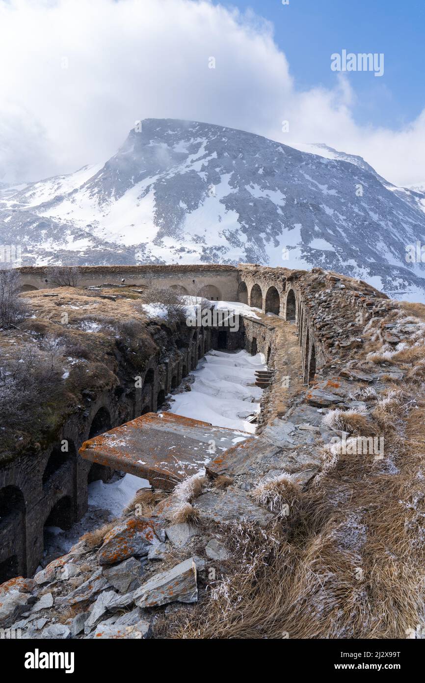 Antico fortilizio storico rovine in pietra nelle Alpi . Foto Stock