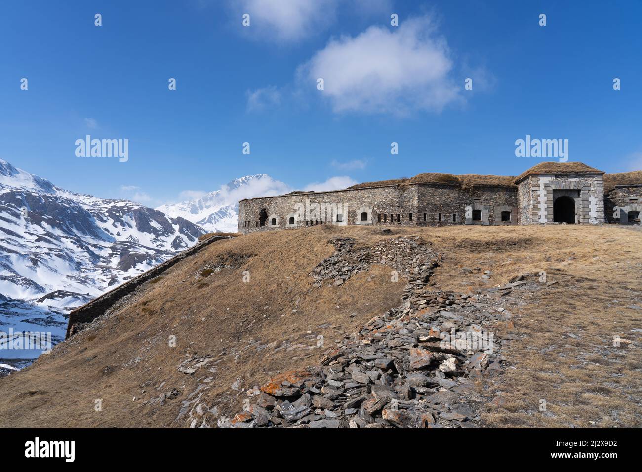 Antiche rovine storiche fortilizio in pietra nelle Alpi. Foto Stock