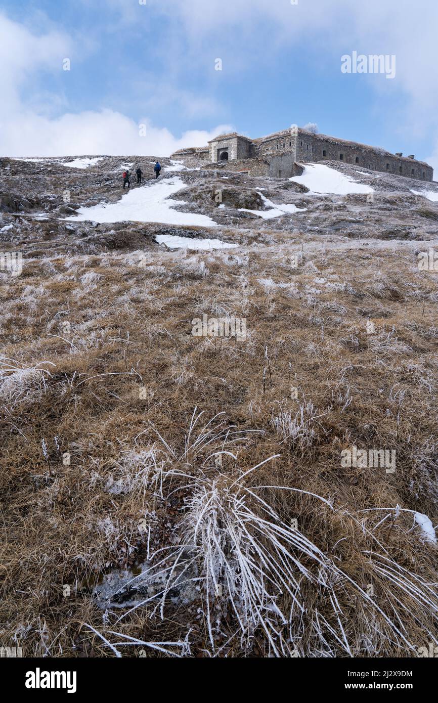 Antiche rovine storiche fortilizio in pietra nelle Alpi. Foto Stock