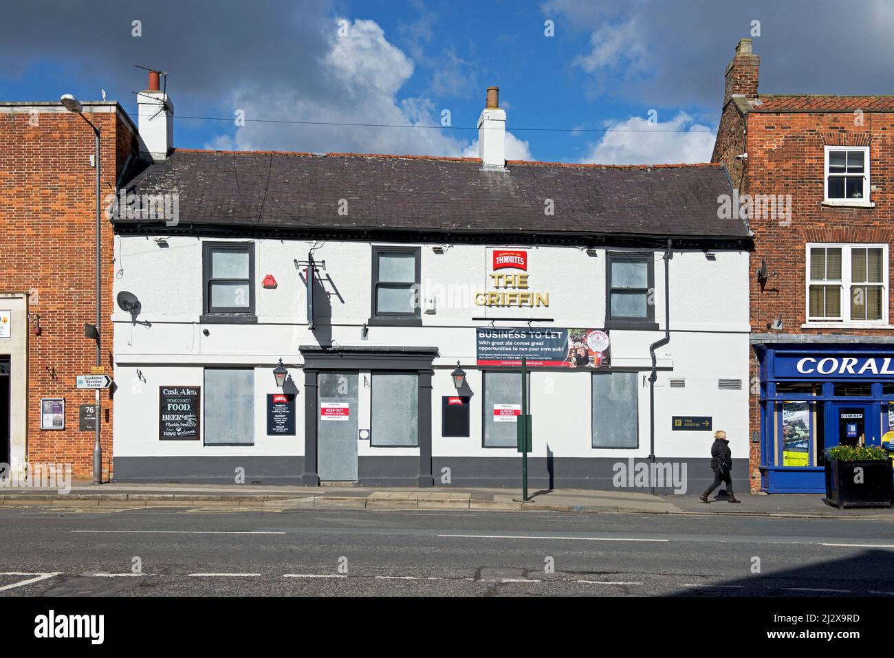 Il pub Griffin, su High Street - chiuso e chiuso, in attesa di un nuovo inquilino - Market Weighton, East Yorkshire, Inghilterra Regno Unito Foto Stock