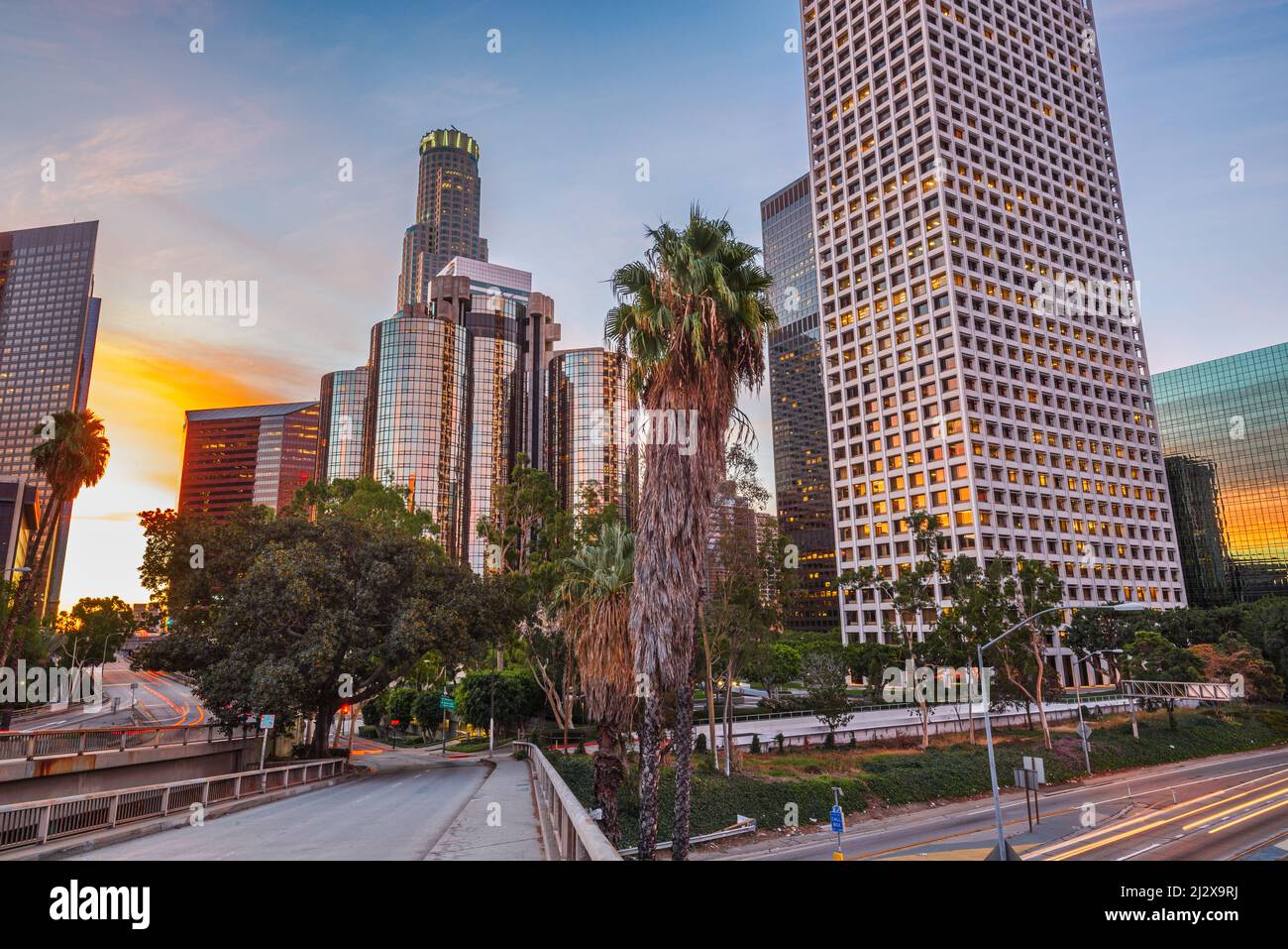 Los Angeles, California, Stati Uniti skyline del centro e autostrade al crepuscolo. Foto Stock