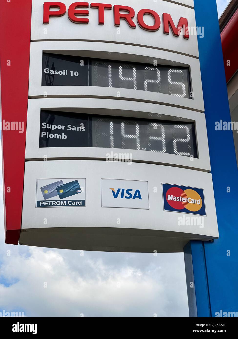 Pannello esterno dei prezzi della stazione di benzina Petrom Foto Stock