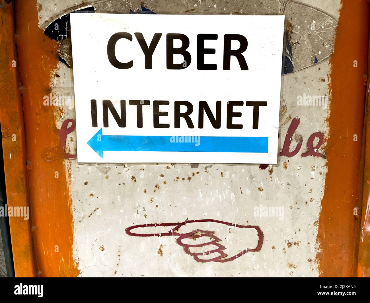 Insegna Cyber Internet con una freccia blu sul muro Foto Stock