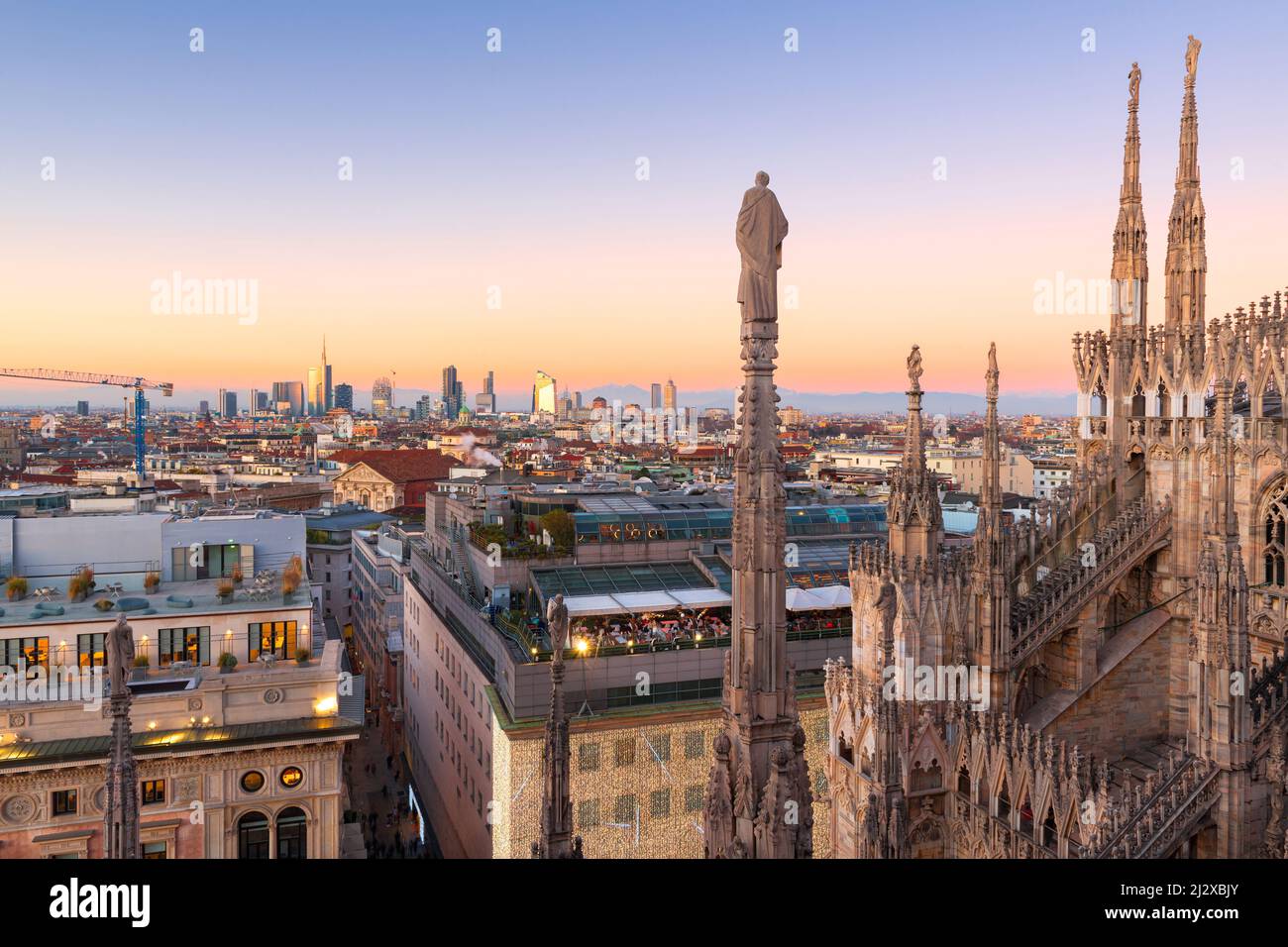 Milano, Italia skyline della città in serata. Foto Stock