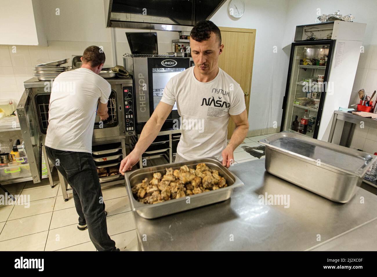 KIEV, UCRAINA - 1 APRILE 2022 - le cuochi del servizio sano di consumo di Podoba preparano quasi 400 pasti per le forze di difesa territoriale, le ferrovie ucraine Foto Stock