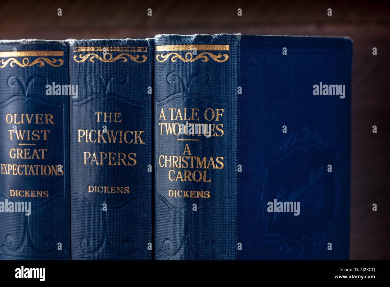 Madrid, Spagna - 11 agosto 2021: Le opere complete di Charles Dickens, tra cui Un Carol di Natale, i Pickwick Papers, e Oliver Twist, su scaffale Foto Stock