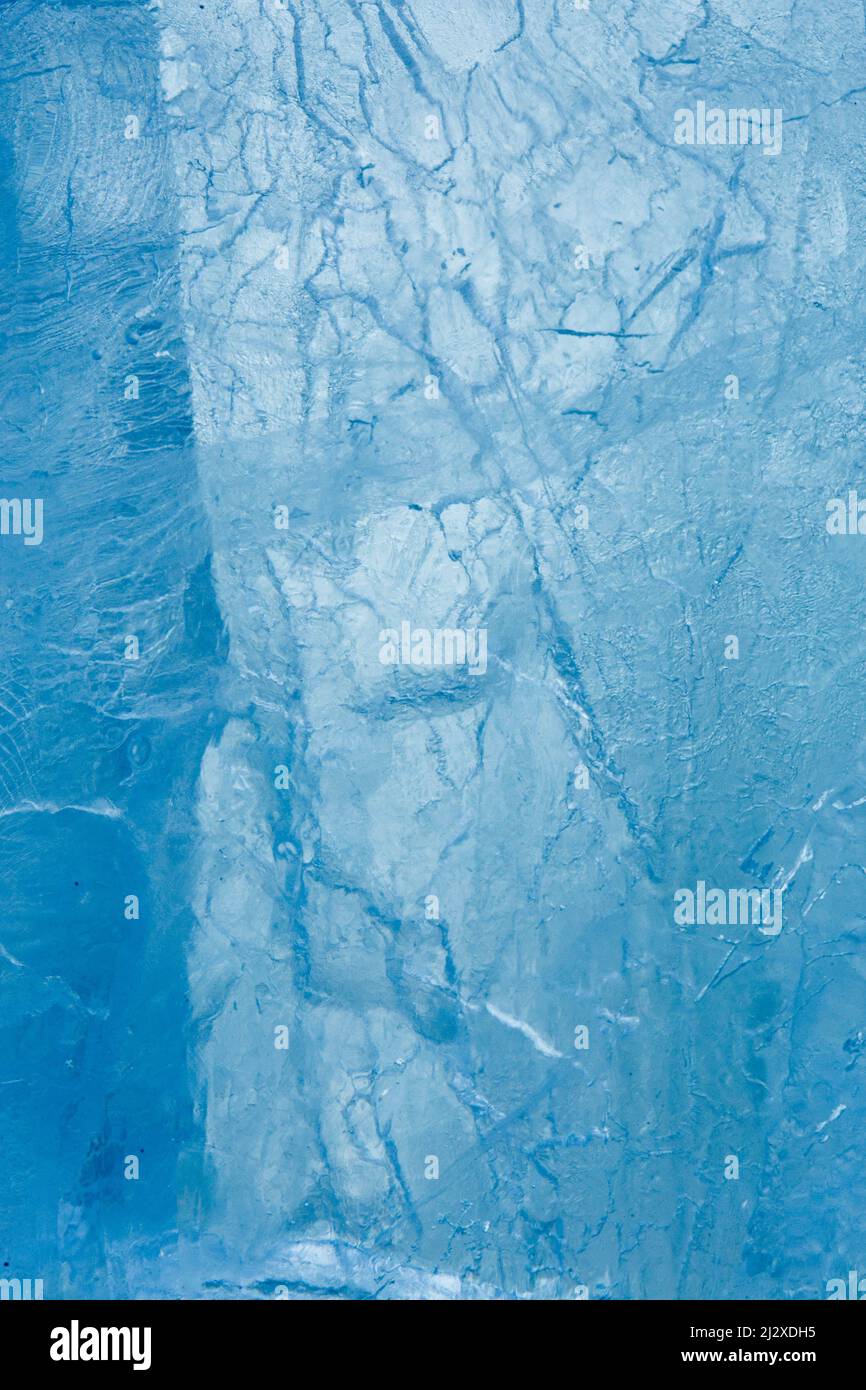 Blocco di ghiaccio il ghiaccio è acqua congelata allo stato solido. A seconda della presenza di impurità, può apparire trasparente o bluastro più o meno opaco Foto Stock