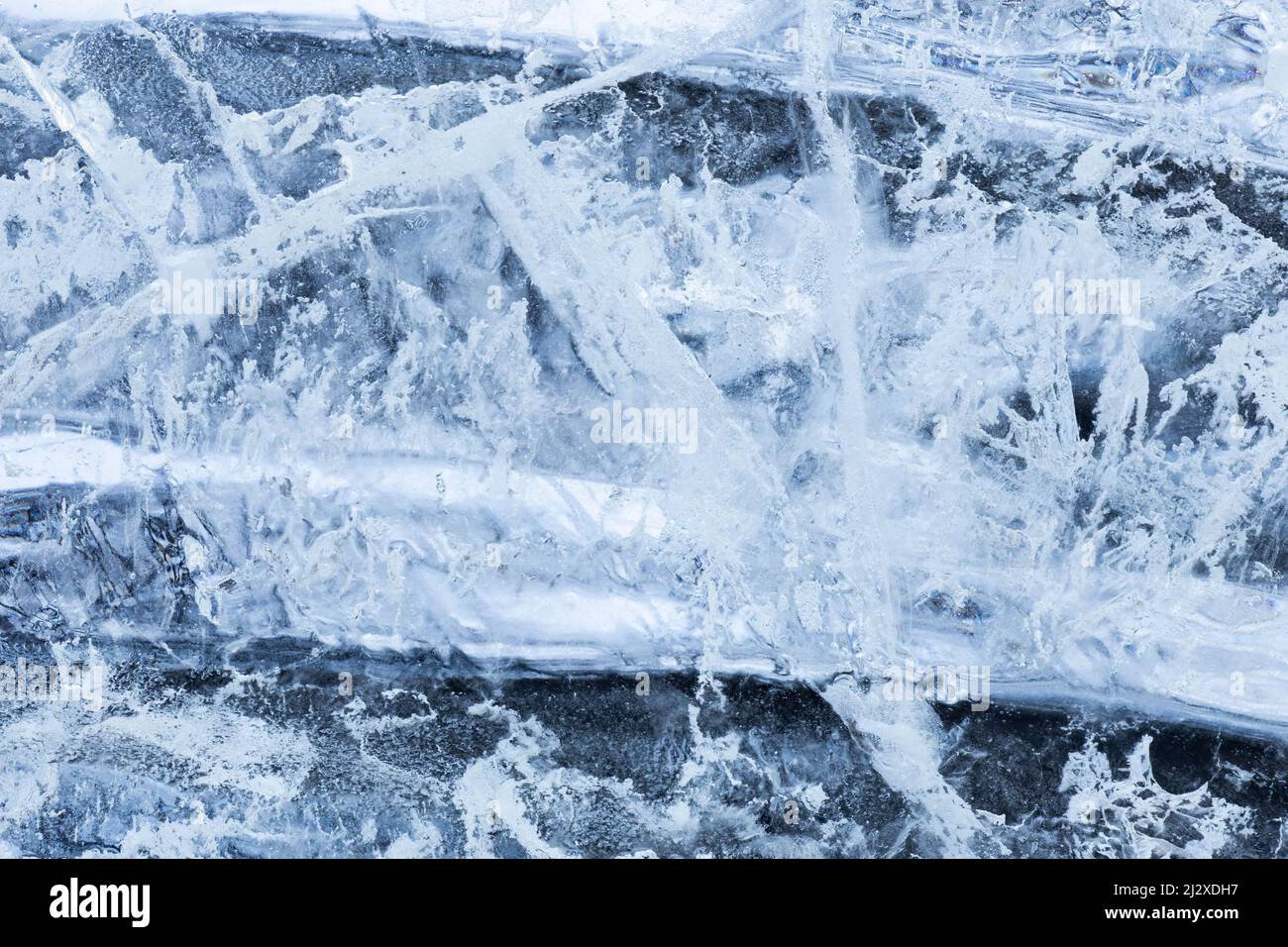 Blocco di ghiaccio il ghiaccio è acqua congelata allo stato solido. A seconda della presenza di impurità, può apparire trasparente o bluastro più o meno opaco Foto Stock