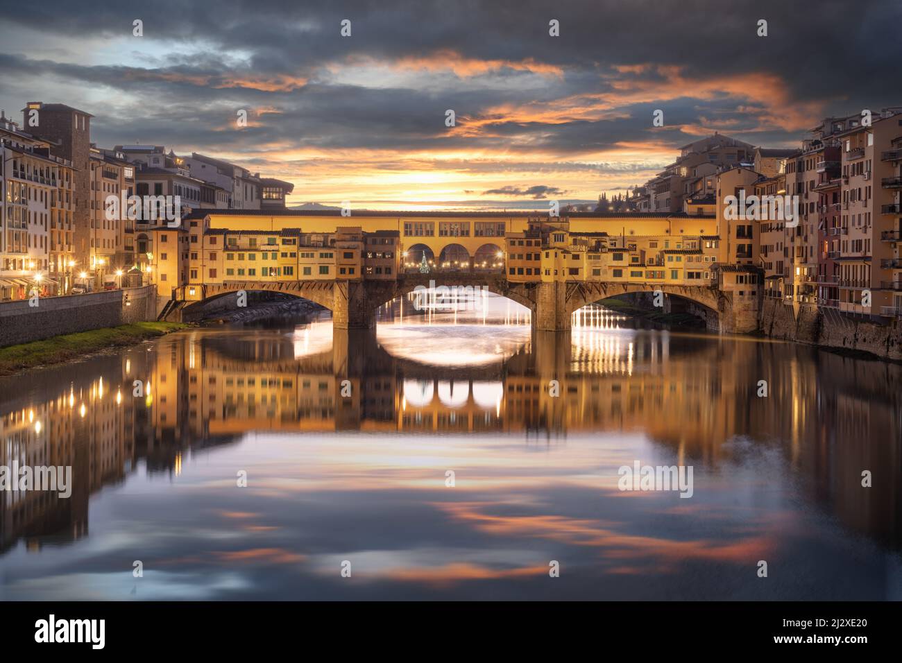 Firenze, Italia al Ponte Vecchio attraversando al crepuscolo l'Arno. Foto Stock