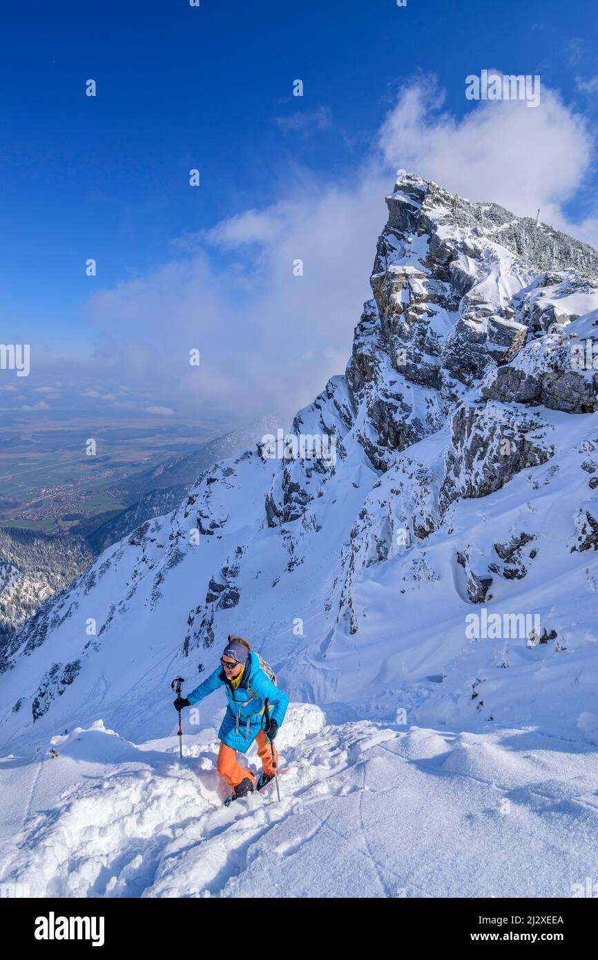 La donna in tour sciistico sale a piedi a Hohen Kisten, Hohe Kisten, Estergebirge, Alpi bavaresi, alta Baviera, Baviera, Germania Foto Stock