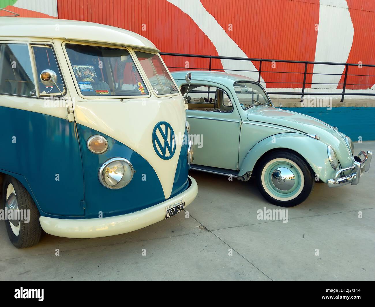 Popolare Volkswagen tipo 1 Kombi furgone e tipo 2 berlina di Beetle parcheggiata in un deposito. Mostra di auto classiche. CopySpace Foto Stock