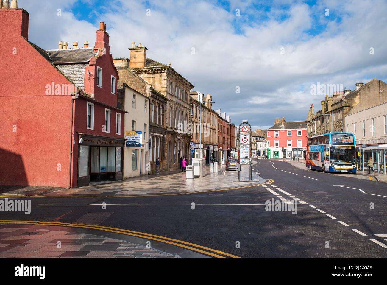 Una vista di High Street che guarda verso la Croce nella città di Irvine nell'Ayrshire settentrionale in Scozia. Foto Stock