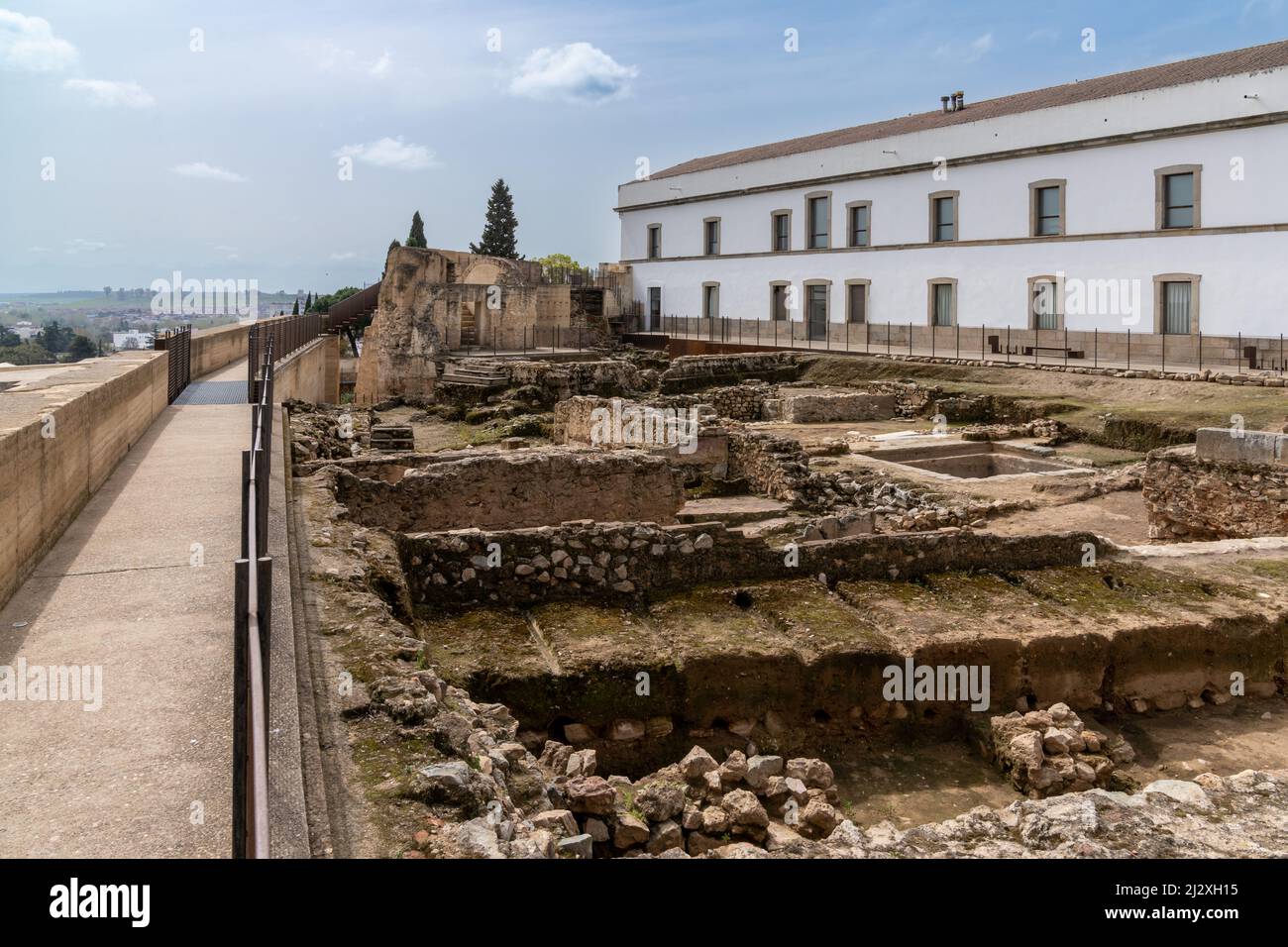 Badajoz, Spagna - 27 marzo 2022: Vista sul castello moresco e sulle rovine della fortezza nel centro storico di Badajoz Foto Stock