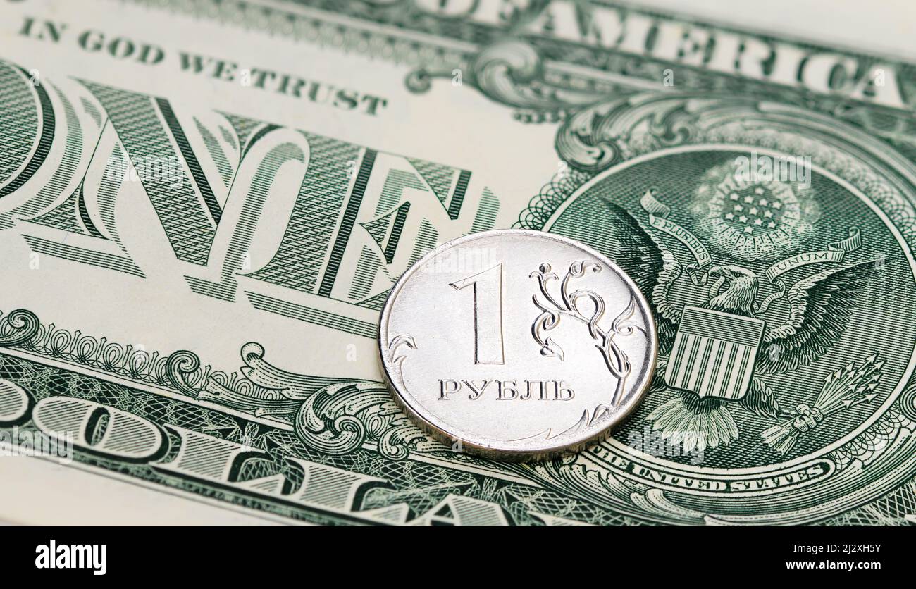 1 moneta ruble sullo sfondo di 1 dollari Foto Stock
