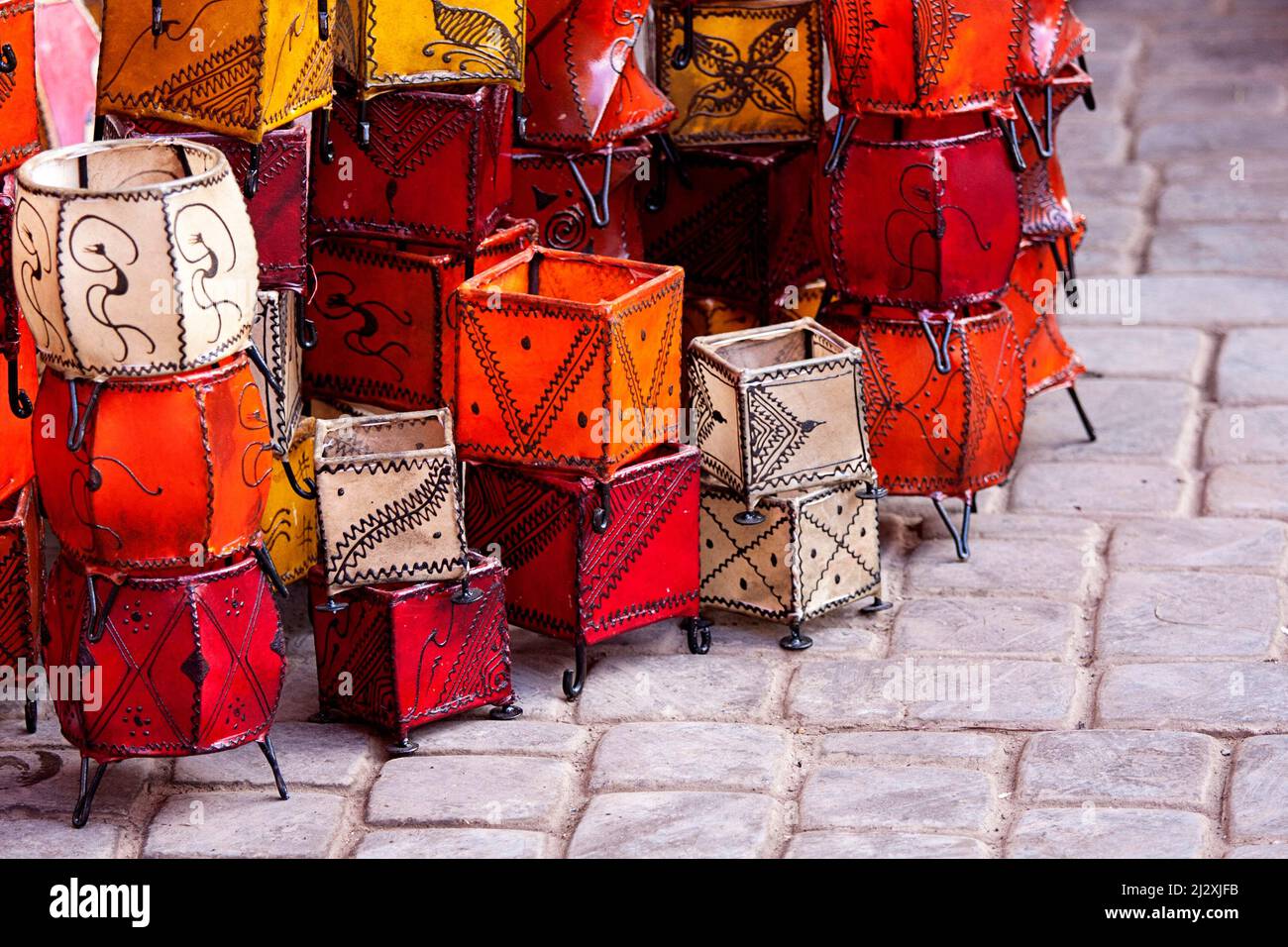 Serie di lampade con belle luci colorate in vendita in una parte vecchia di marrakech, marocco Foto Stock