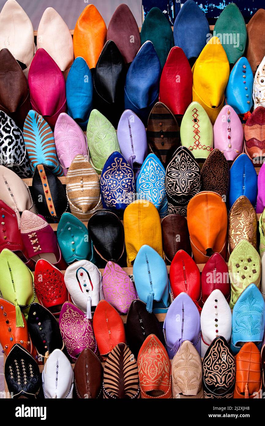 Morbida pelle marocchina pantofole colorate in vendita nel souk di Marrakech, Marocco Foto Stock