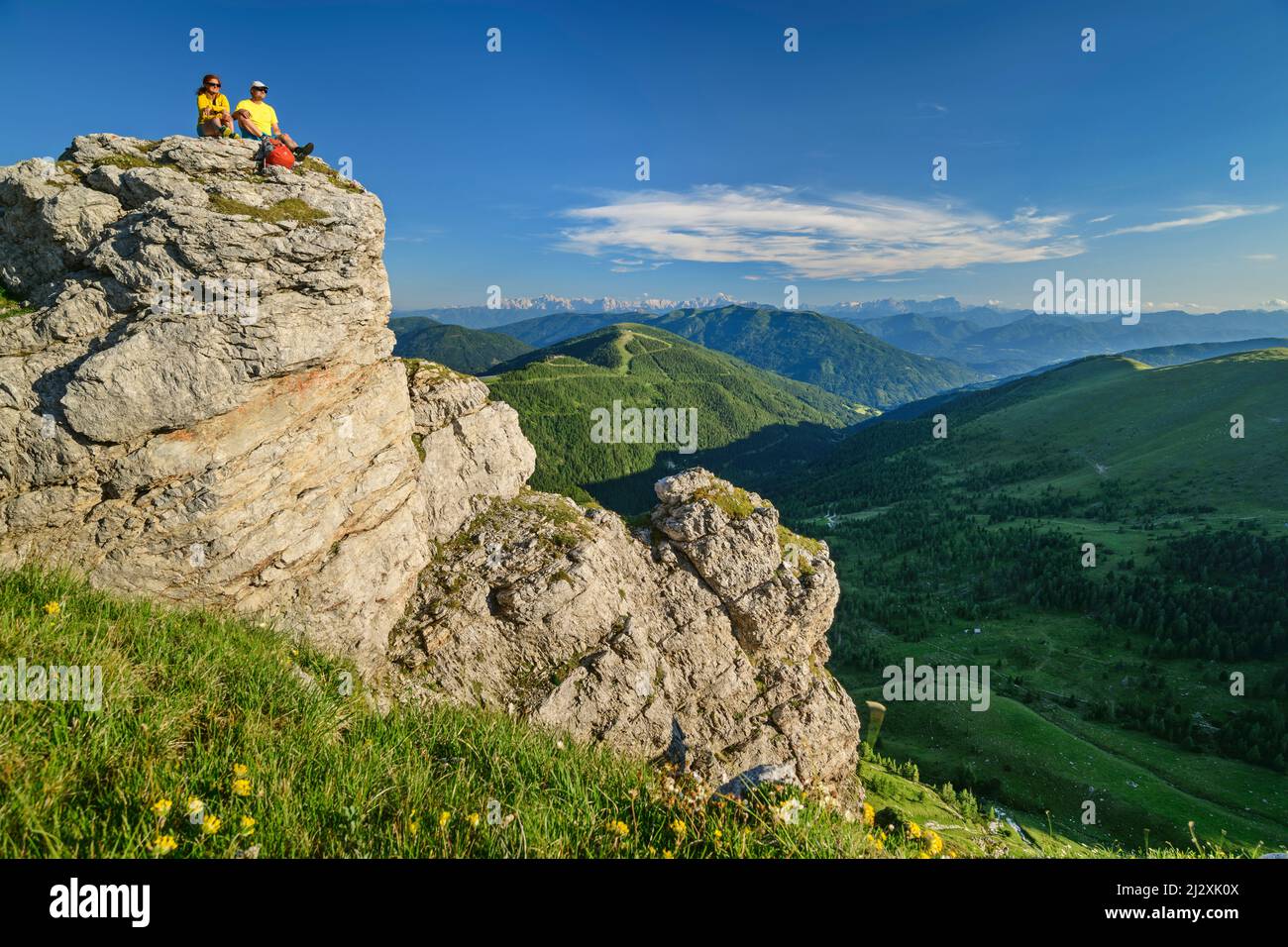 L'uomo e la donna durante le escursioni si siedono su Felskanzel, Predigerstuhl, Nockberge, Nockberge-Trail, Unesco Biosphere Park Nockberge, Gurktal Alpi, Carinzia, Austria Foto Stock