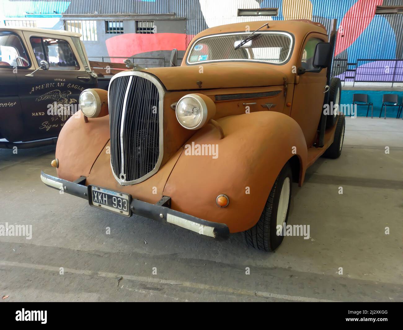 Moron, Argentina - Mar 26, 2022 - vecchio carrello di raccolta Rusty non verniciato Chrysler Dodge 1930s parcheggiato in un deposito. Vista frontale. Mostra di auto classiche. Foto Stock