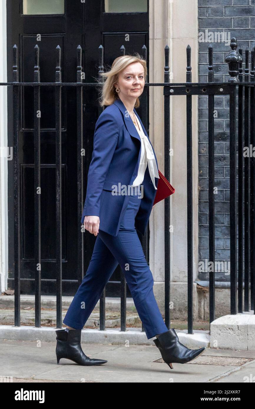 Elizabeth Truss MP, Segretario di Stato per gli affari esteri, del Commonwealth e dello sviluppo, è visto a 10 Downing Street prima delle riunioni settimanali del gabinetto Foto Stock