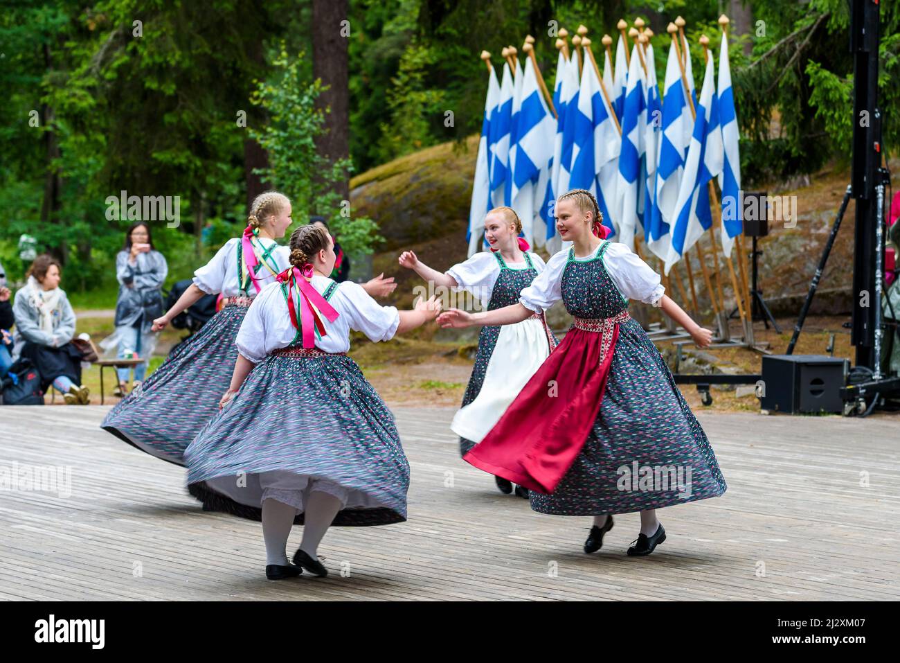 Danza folcloristica e musica durante il Festival di Midsummer nel Seurasaari Open Air Museum, Helsinki, Finlandia Foto Stock