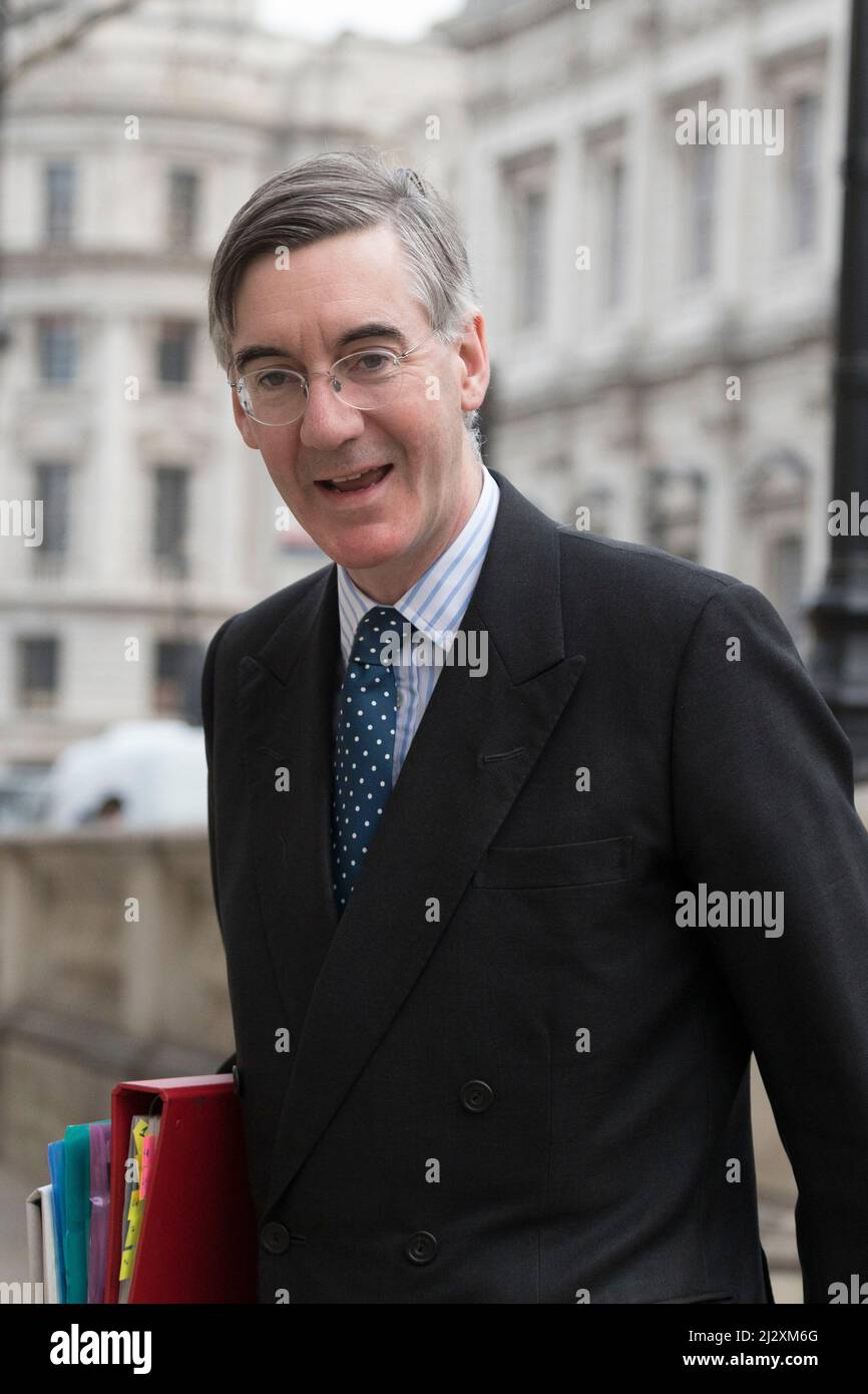 Il Ministro britannico per le opportunità di Brexit e l’efficienza del governo Jacob Rees-Mogg appare fuori dal gabinetto per le riunioni settimanali del gabinetto. Foto Stock