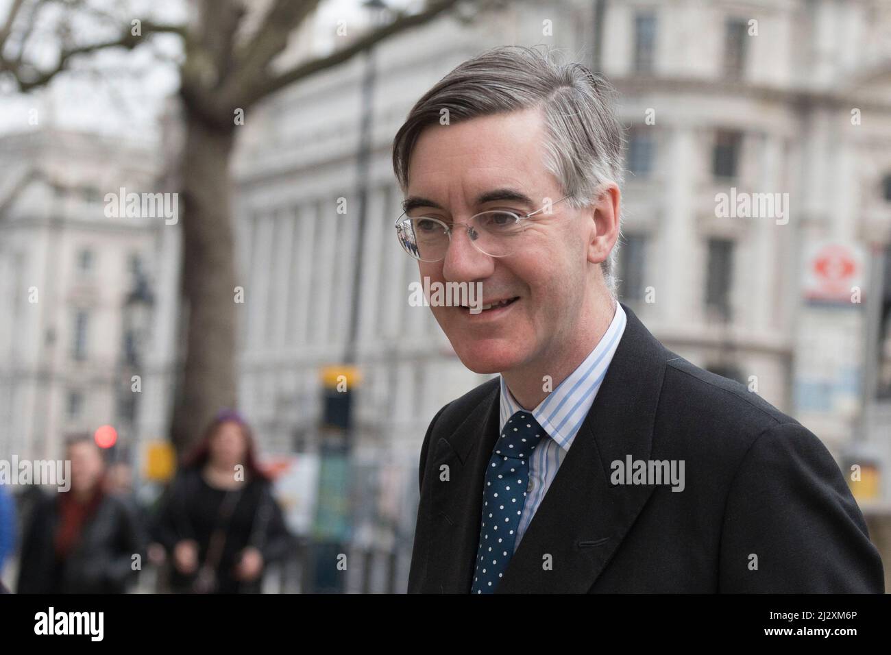 Il Ministro britannico per le opportunità di Brexit e l’efficienza del governo Jacob Rees-Mogg appare fuori dal gabinetto per le riunioni settimanali del gabinetto. Foto Stock