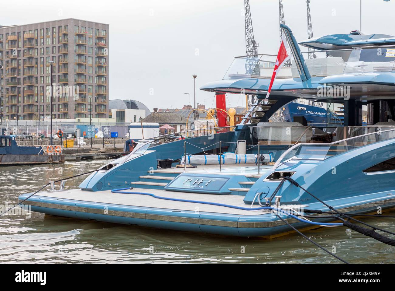 Vista generale di Phi, un superyacht di proprietà dell'imprenditore russo Vitaly Vasilievich Kochetkov, fondatore della rete Motiv Telcom. È ormeggiata e impunita Foto Stock